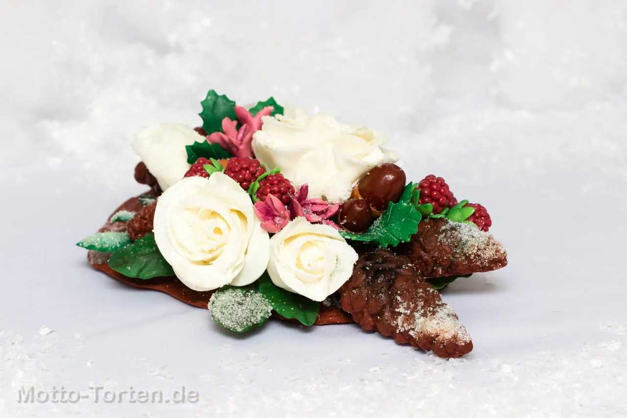 Tortendecko aus handmodellierten Rosen, Nüssen Eicheln, Blättern und Tannenbzapfen