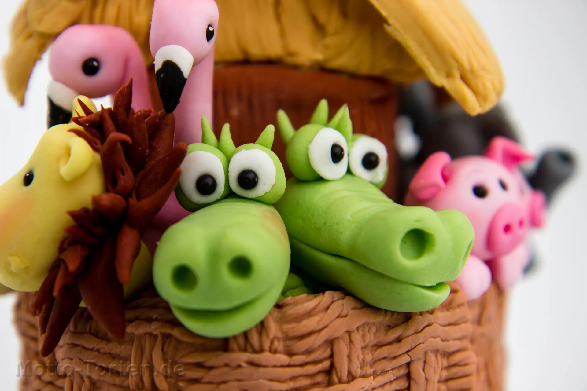 Die beiden Krokodile, dahinter Pferd und Flamingo