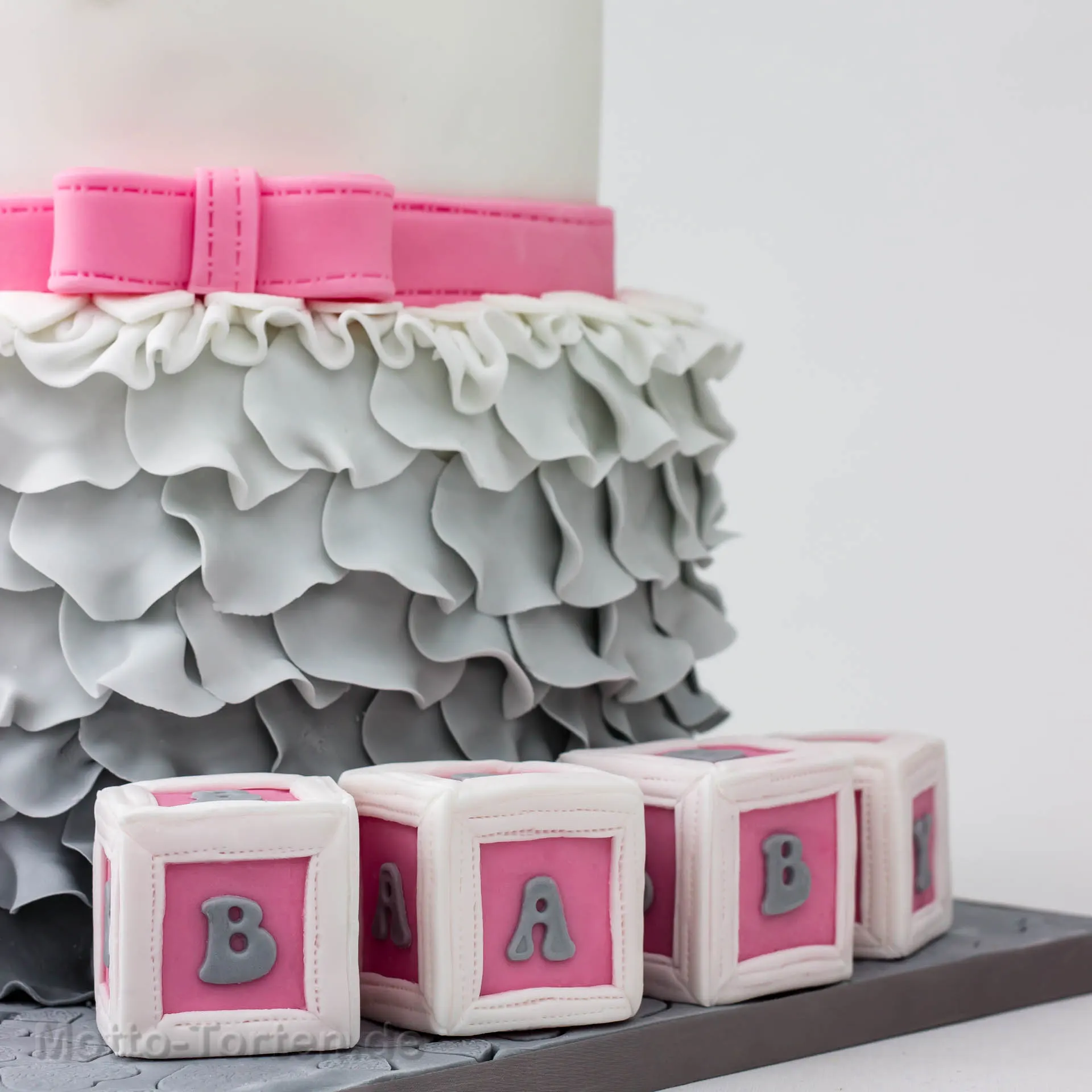 Rosa Babytorte mit modelliertem Elefanten – Ansicht 4