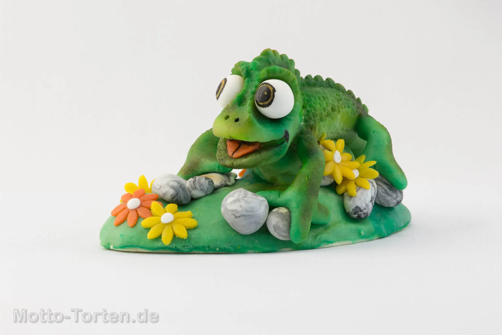 Handmodelliertes Chamäleon aus Fondant mit strukturierter Haut und eingerolltem Schwanz – Ansicht 4