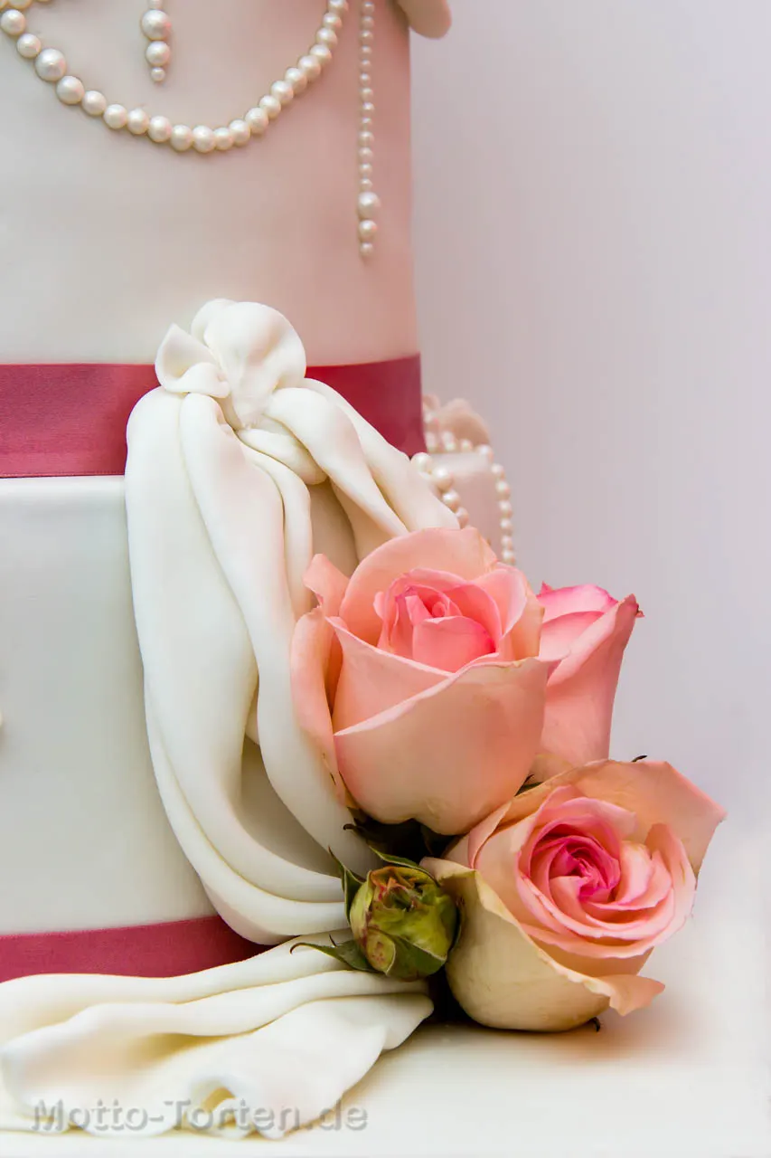 Drapierte Fondantbahn mit Rosen