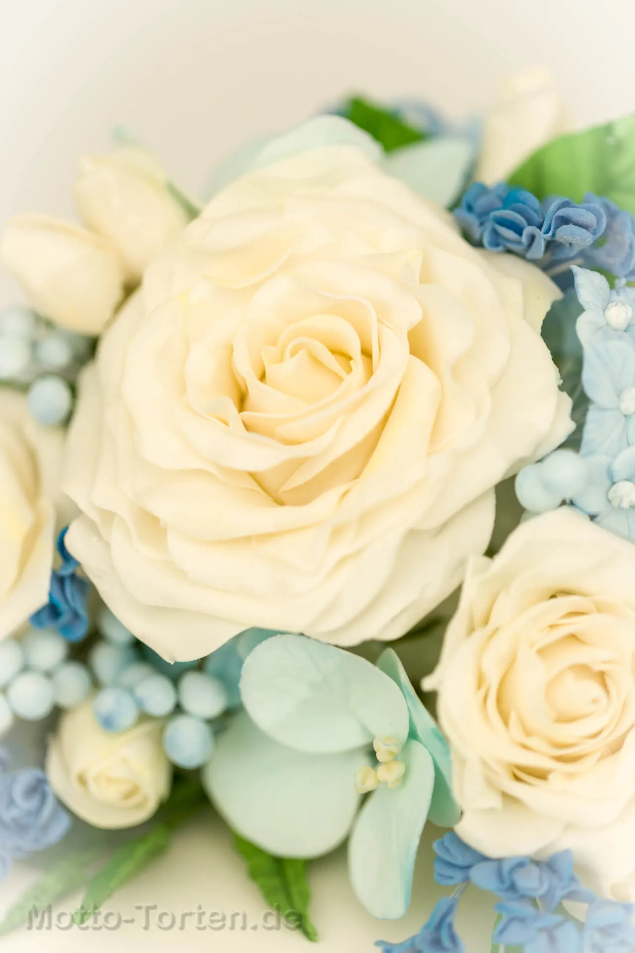 modellierte Rosen und Füllblümchen