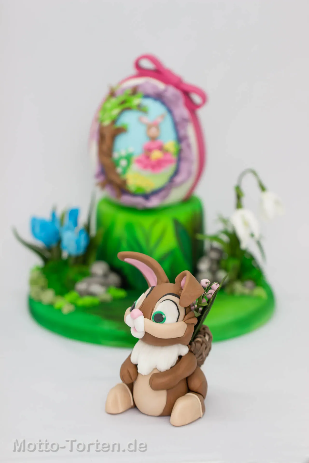 Osterhase vor dem großen Eierkuchen