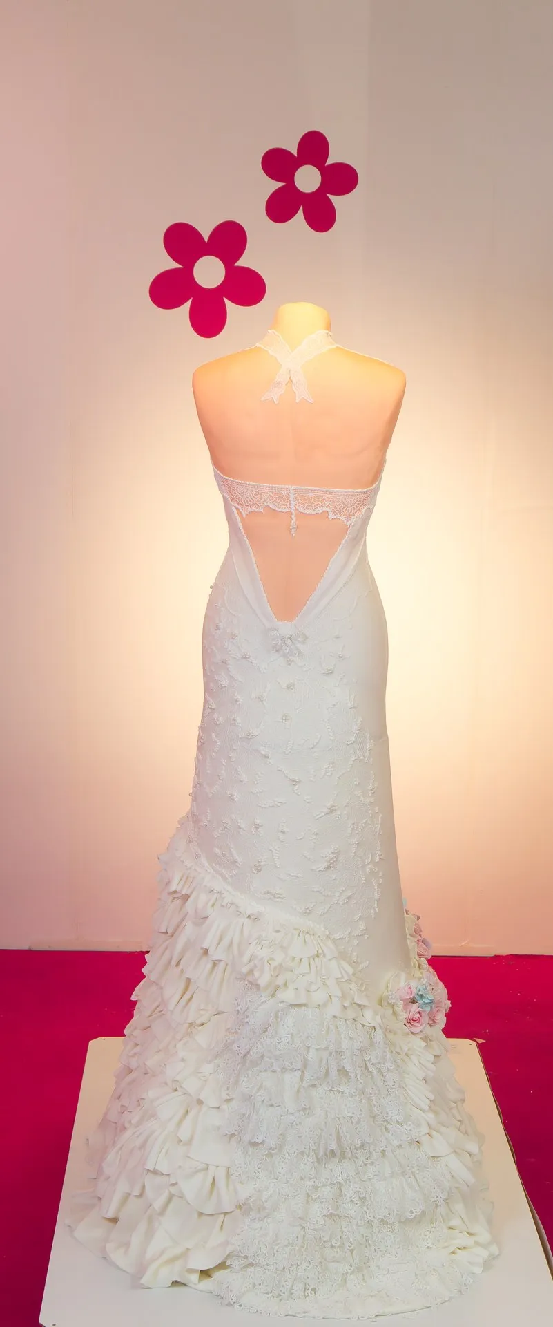 Essbares lebensgroßes Brautkleid aus Fondant, etc.