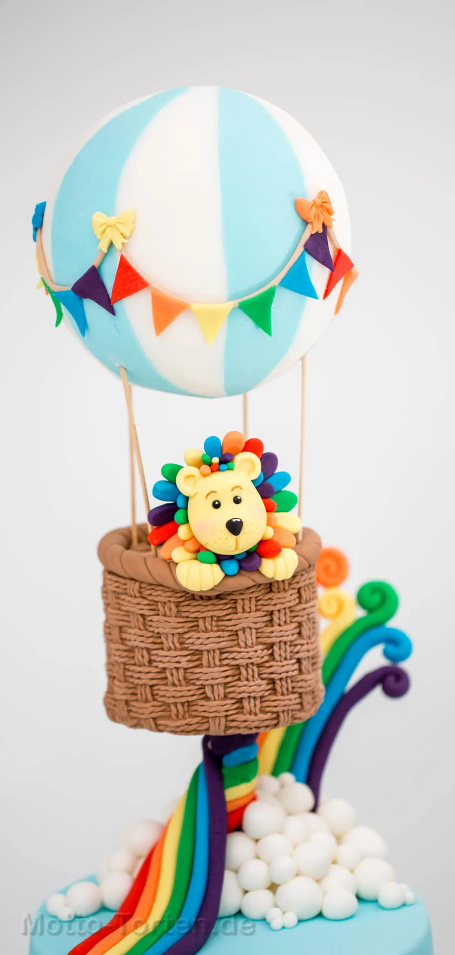Ballon und Regenbogen von nahem
