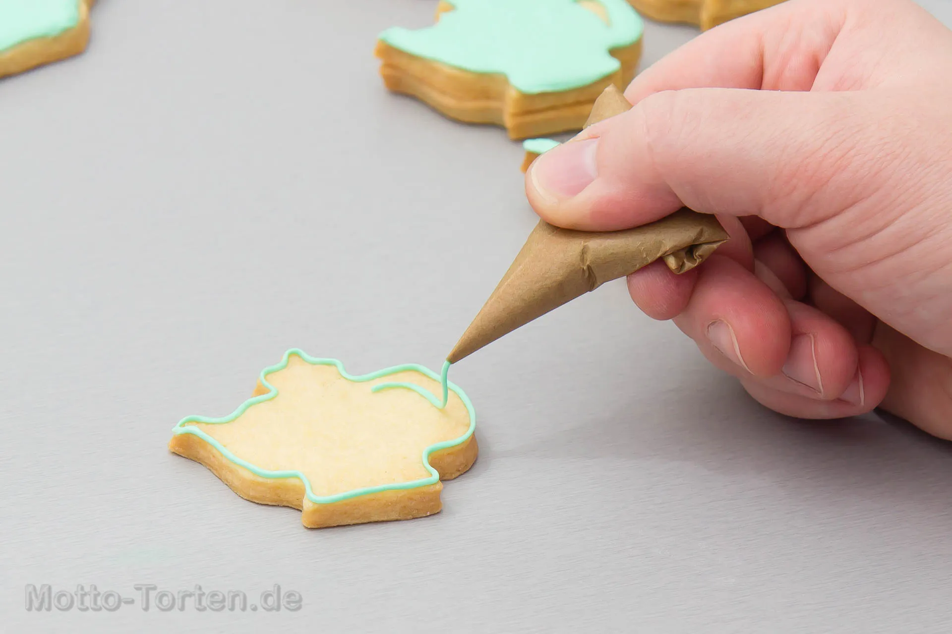 Kekse mit Eiweißglasur garnieren