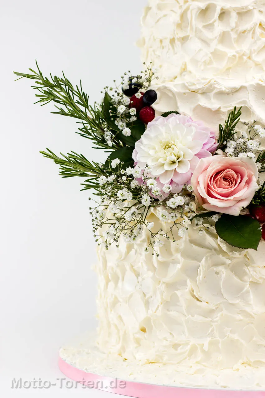 Hochzeitstorte mit echten Rosen