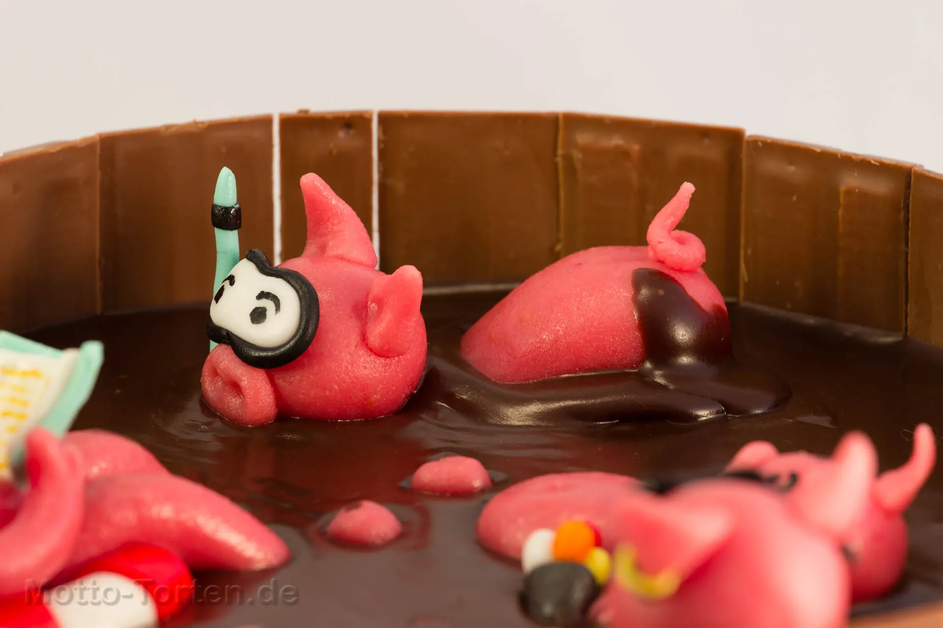 Humorvolle Torte mit modellierten Schweinen im Schlamm – Ansicht 4