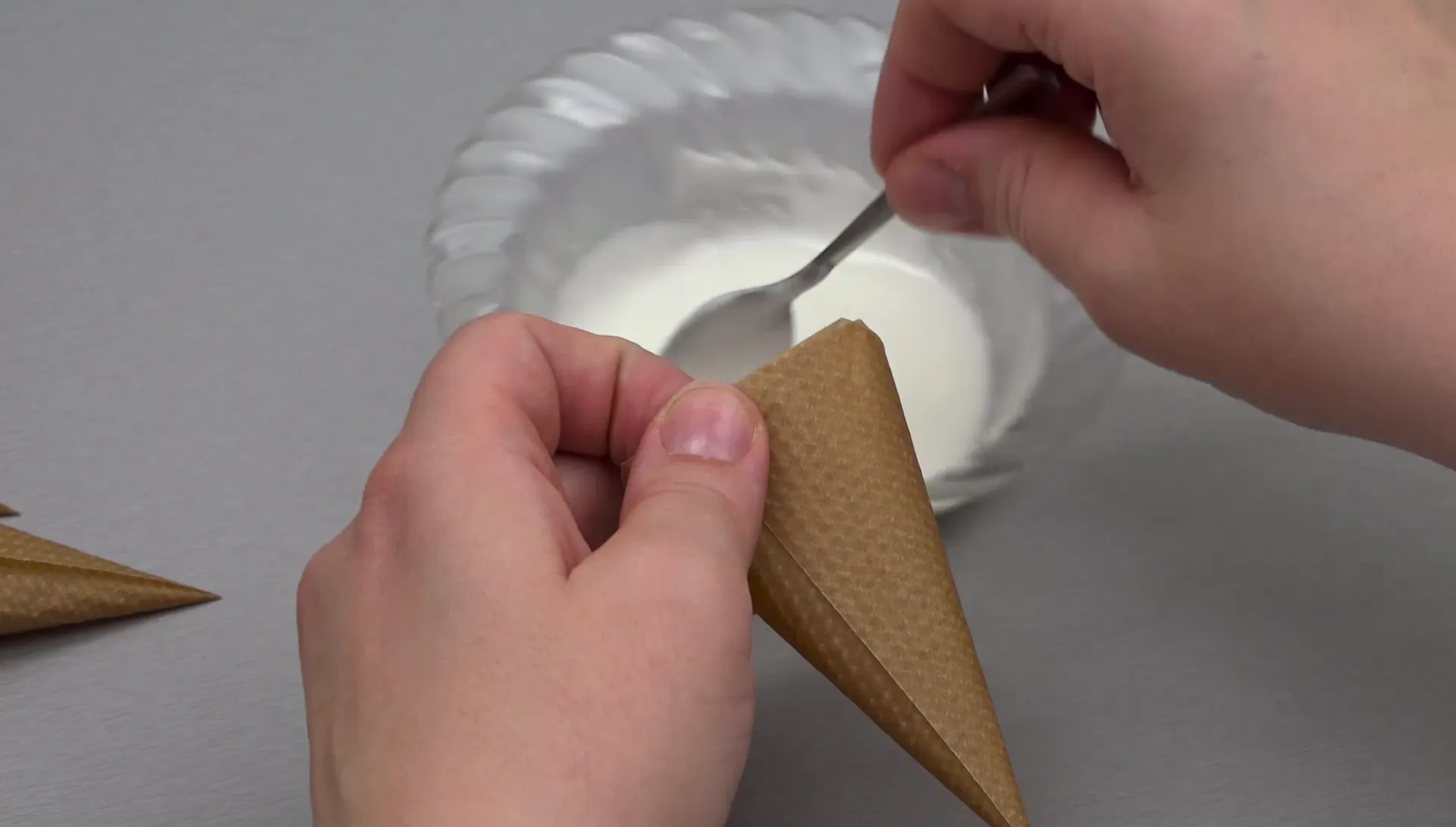 Tüten mit Icing füllen