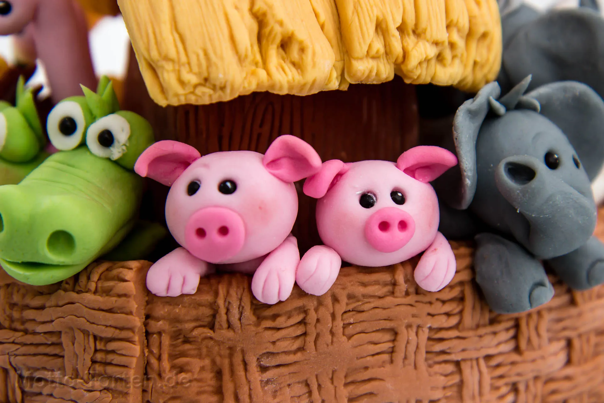 Zwei Schweine zwischen Krokodil und Elefant