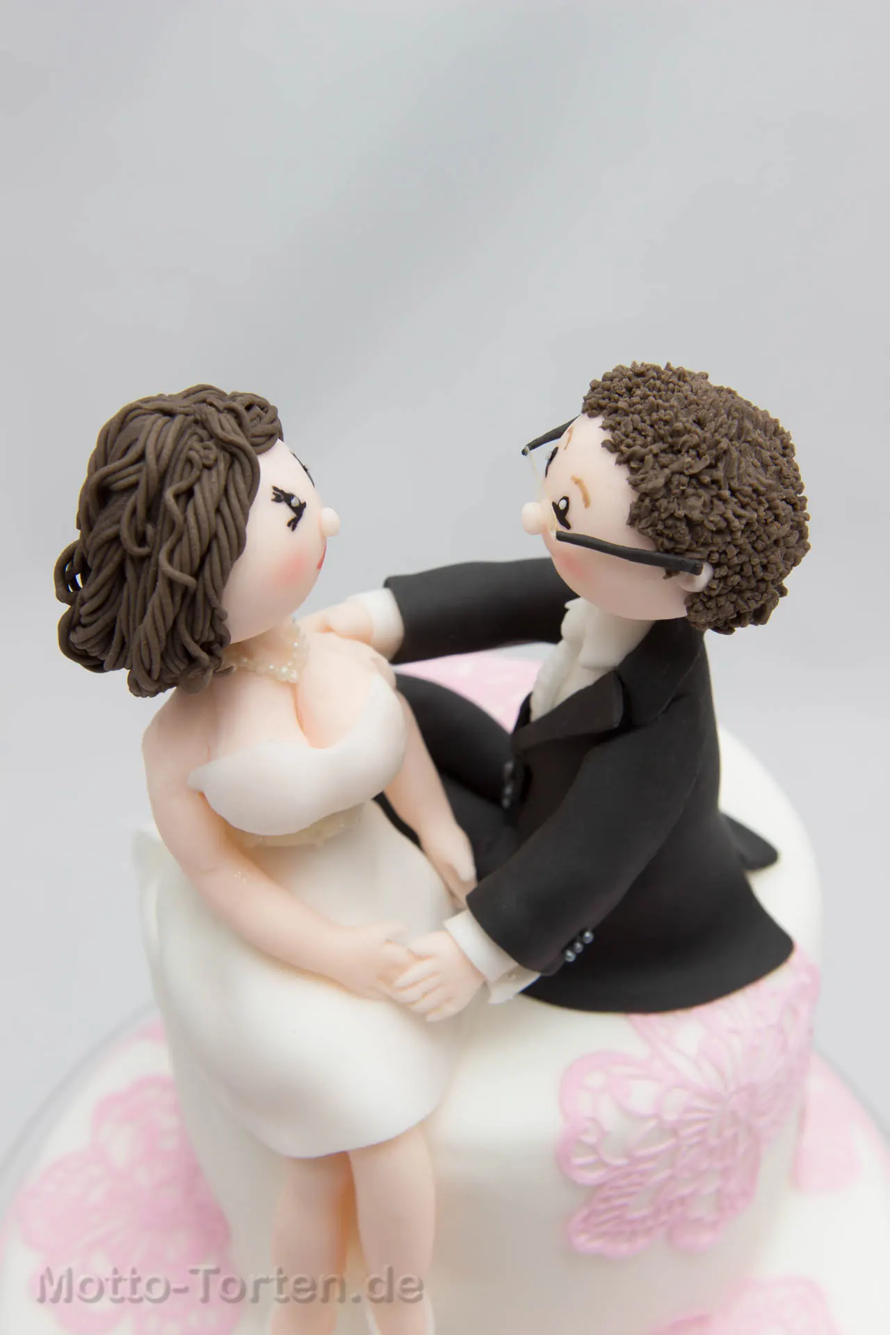 Brautpaar aus Fondant händchenhaltend