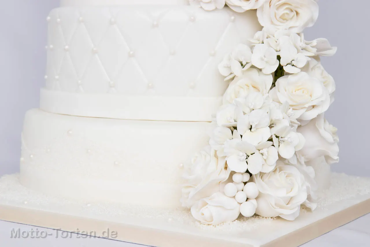Detailaufnahme der handmodellierten Blumen aus Blütenpaste