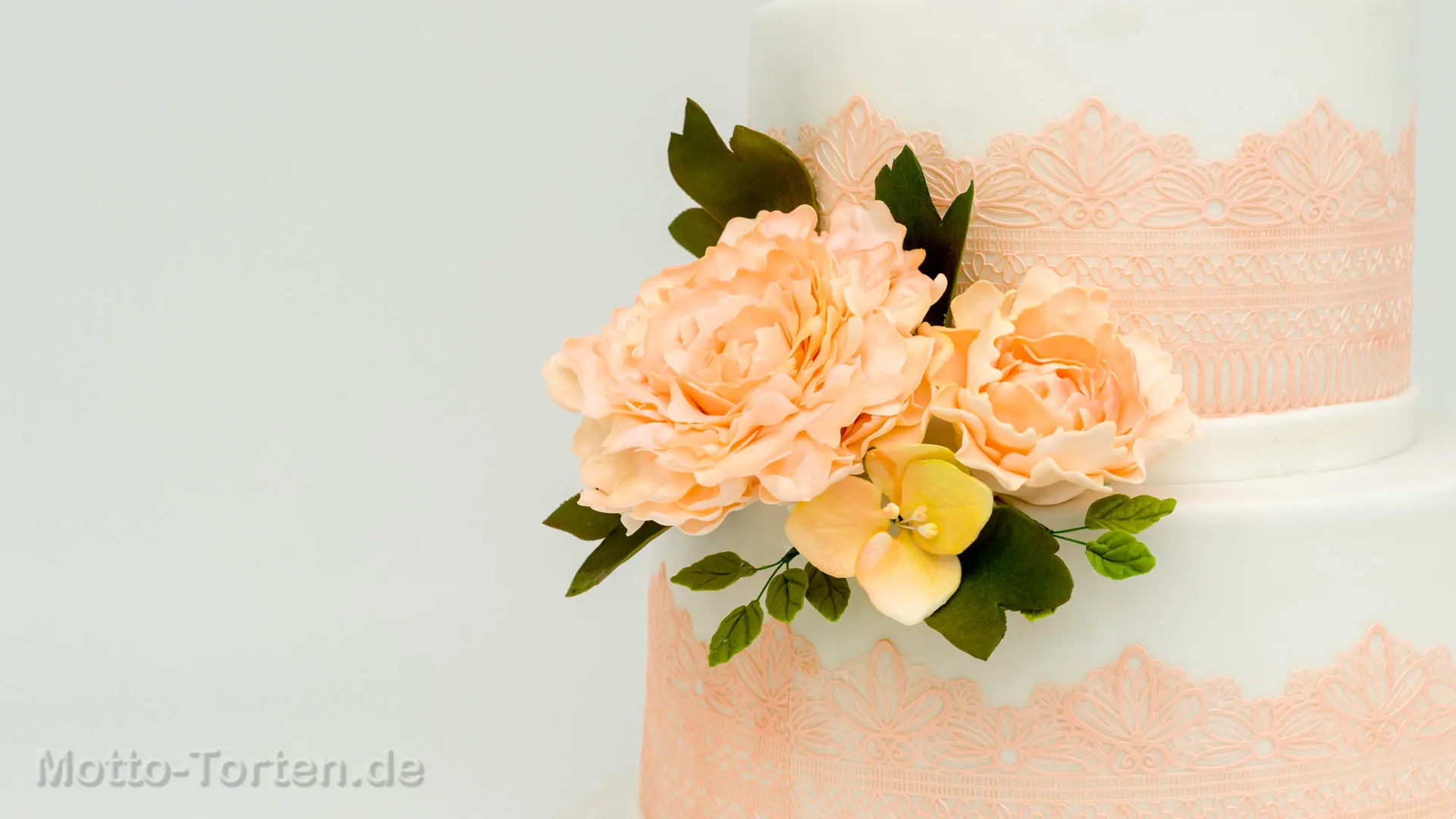 Pfingstrose mit Füllblümchen aus Blütenpaste