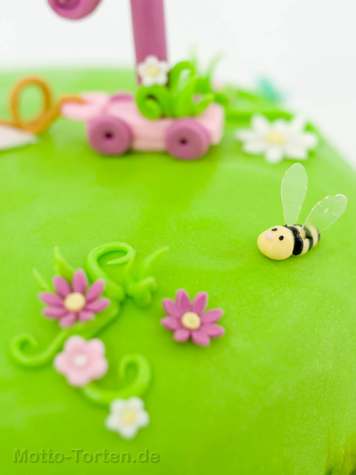 Biene aus Fondant modelliert