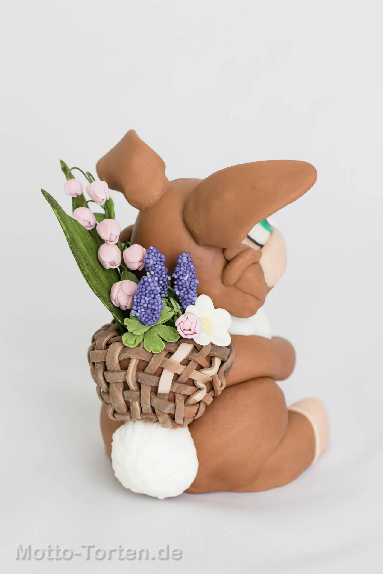 Osterhase aus Fondant modelliert