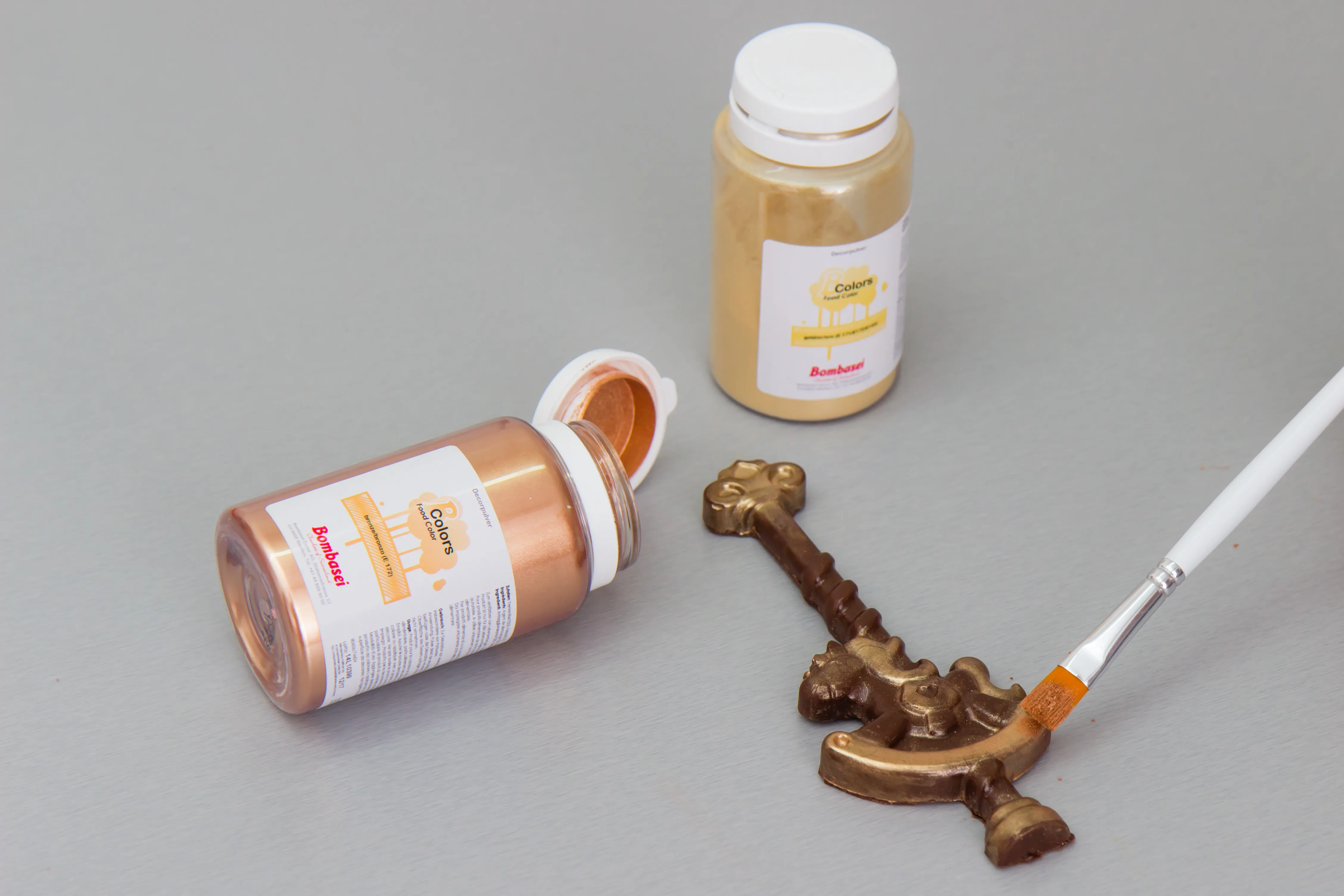 Ein Pferdchen wird mit Puderfarbe in Bronze und Gold bepinselt