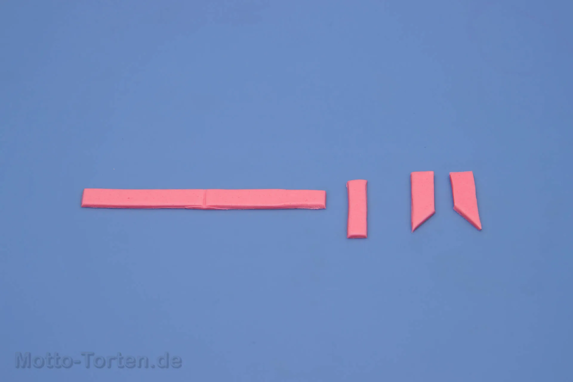 Zurecht geschnittene Fondantstücke