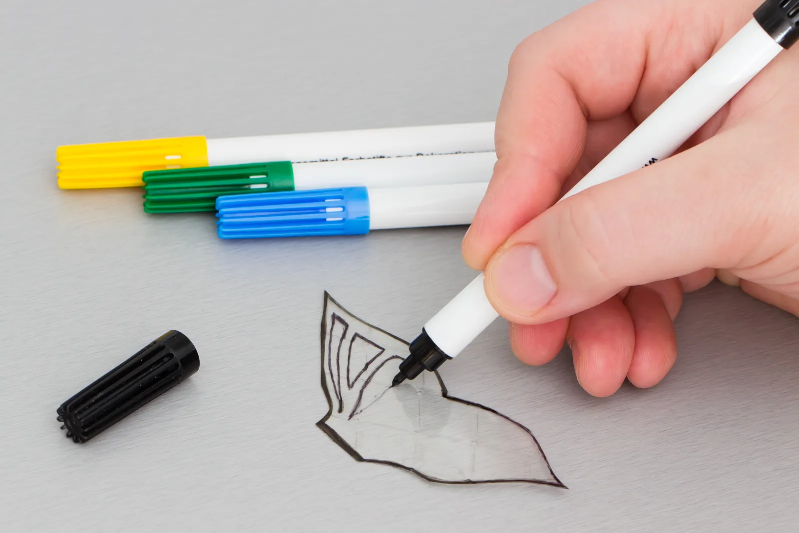 Ein Flügel wird mit einem Lebensmittelstift bemalt