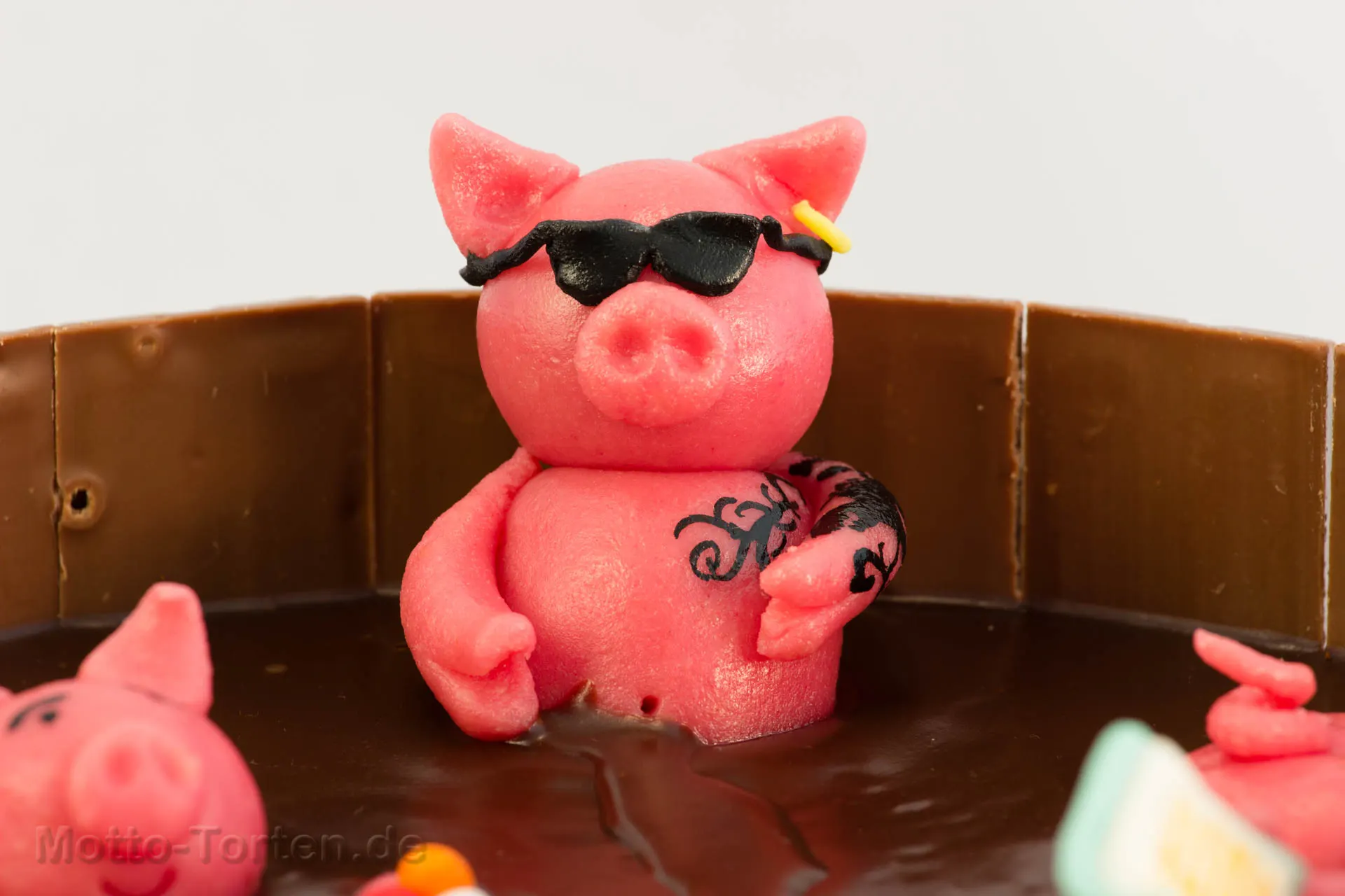 Humorvolle Torte mit modellierten Schweinen im Schlamm – Ansicht 5