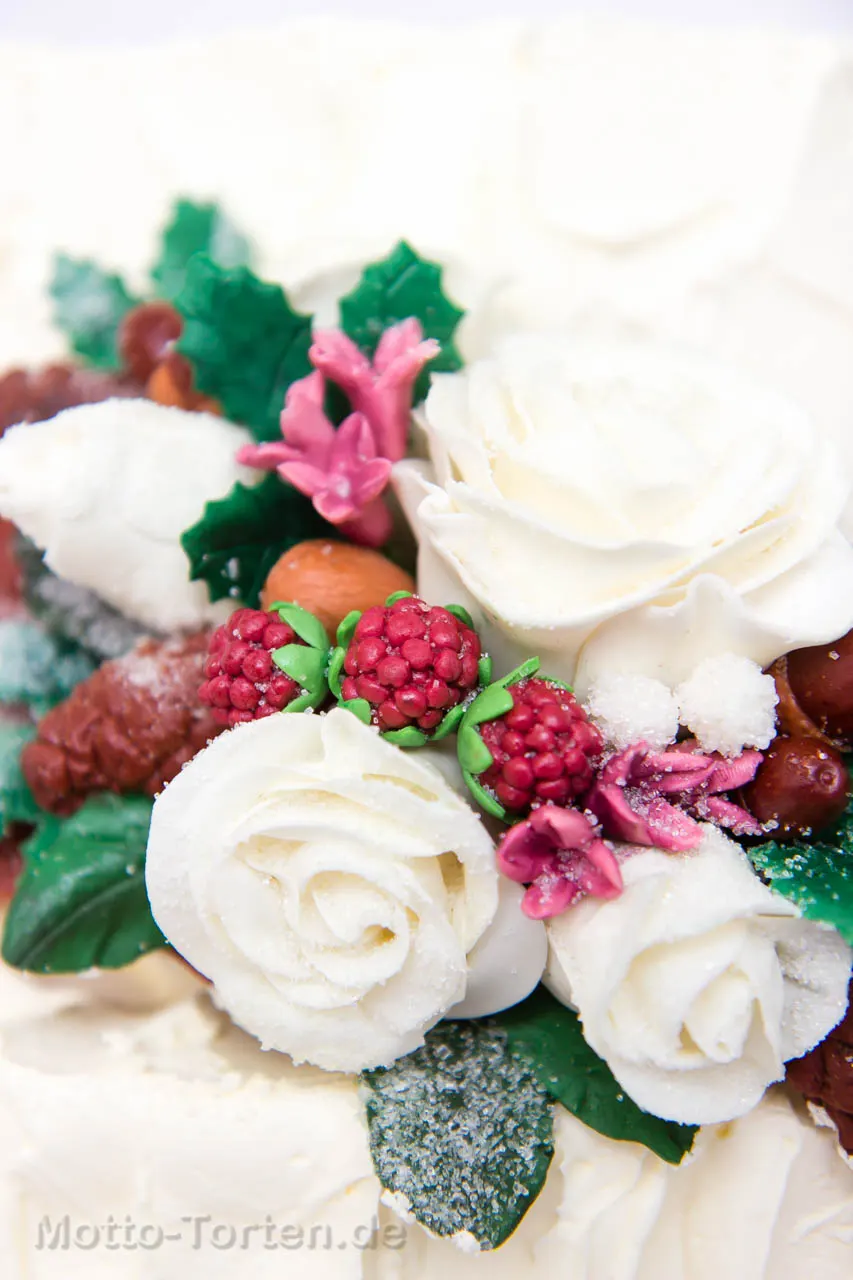 Großaufnahme der Blumen auf der Torte