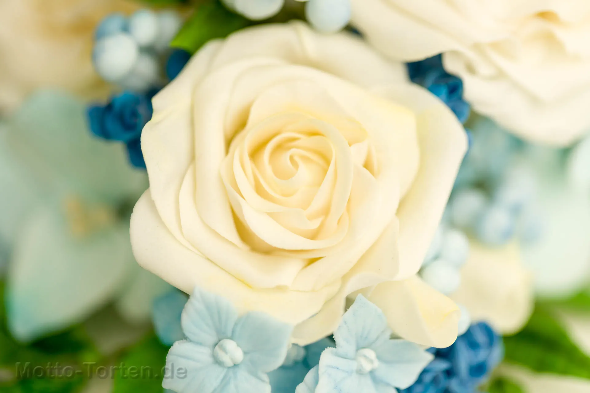 Weiße Rose aus Blütenpaste