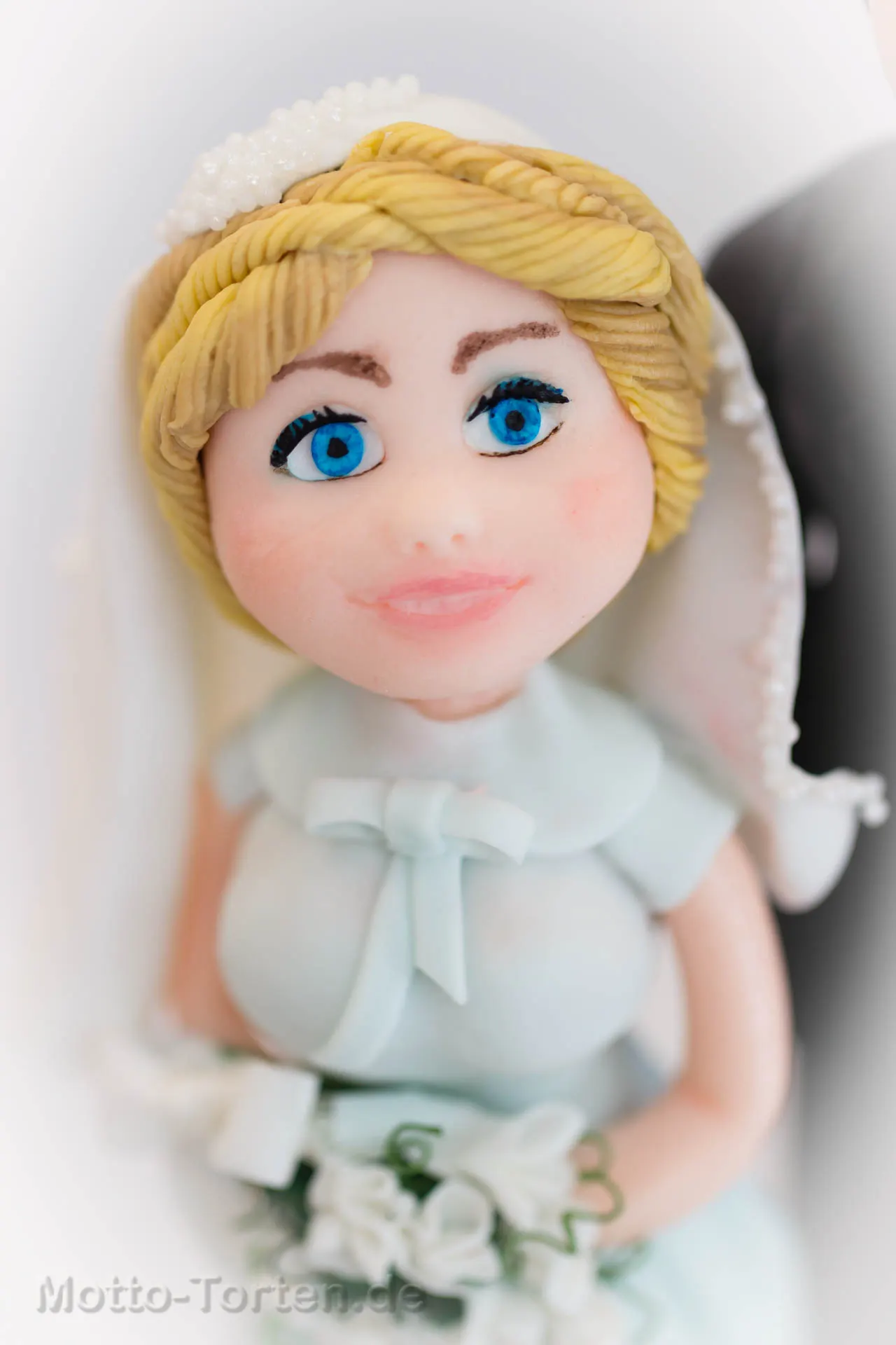 Braut im blauen Brautkleid