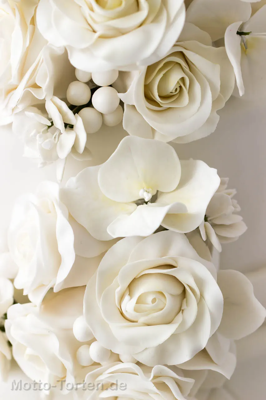 Blütendekoration für Hochzeitstorten