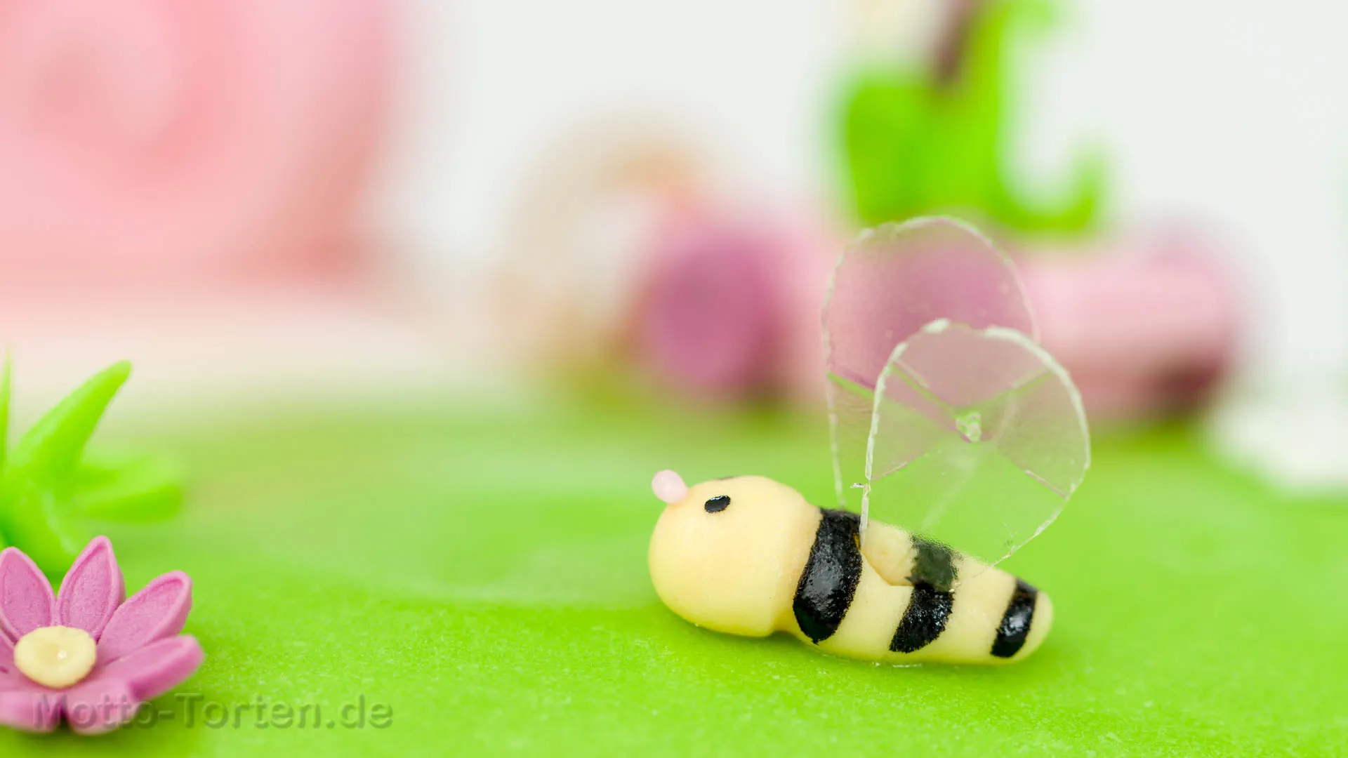 Biene aus Fondant mit essbaren Flügeln