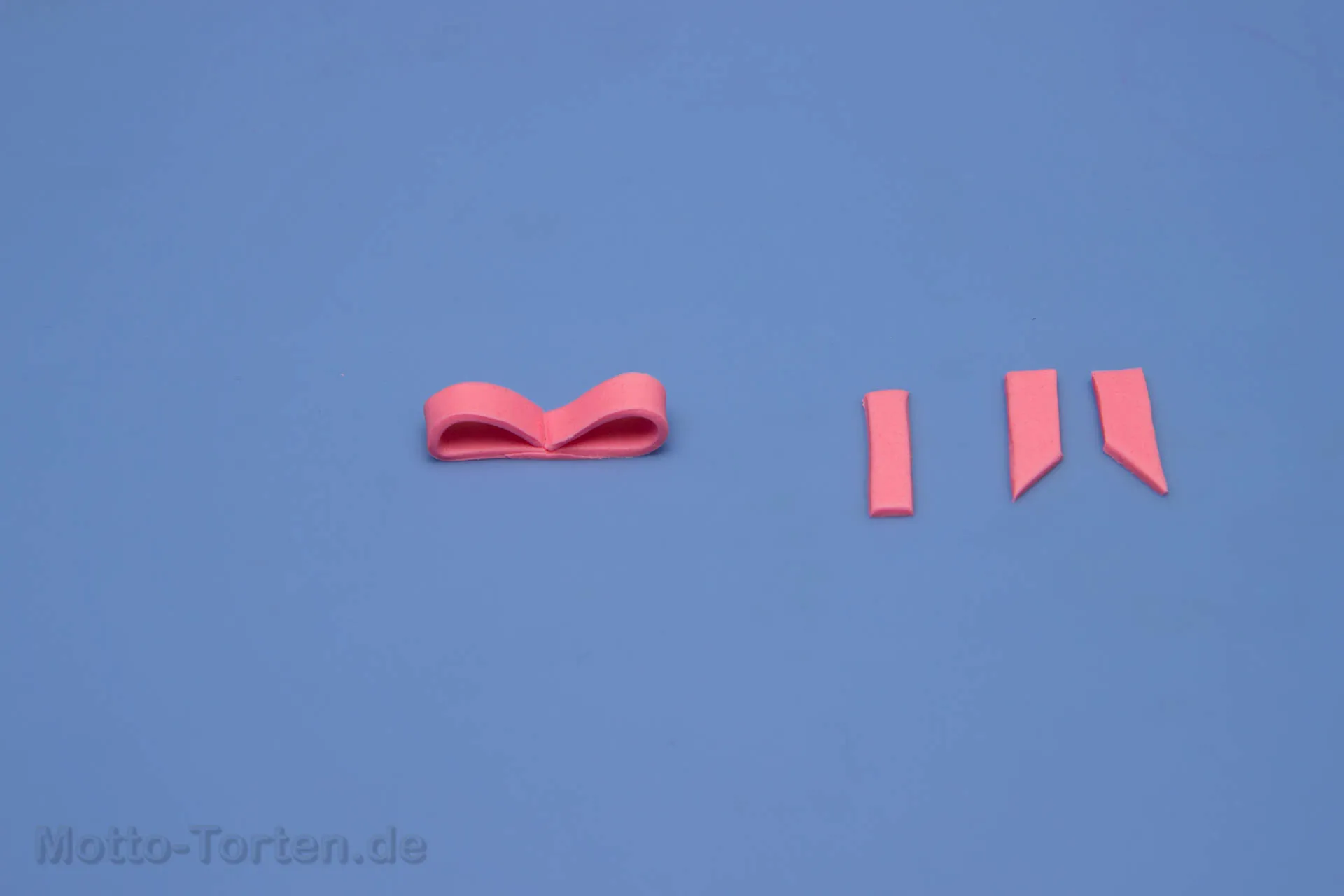 Fondantschleife linke Seite umgeschlagen