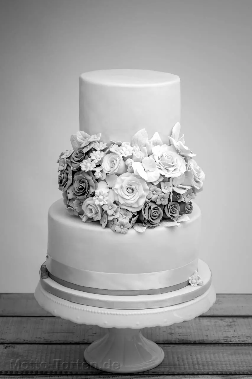 Hochzeitstorte mit vielen Blumen