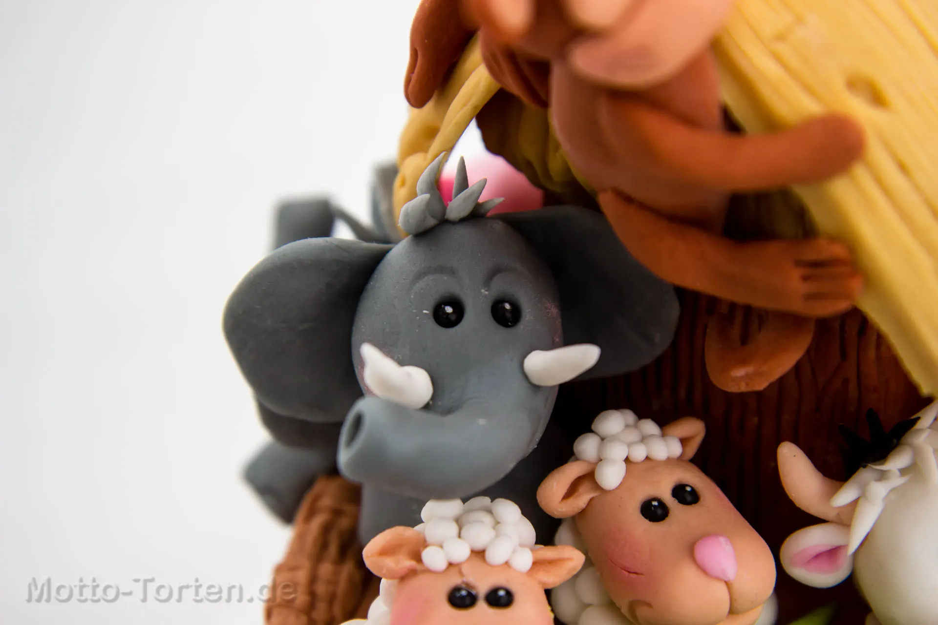 Der Elefant mit den Schafen dahinter