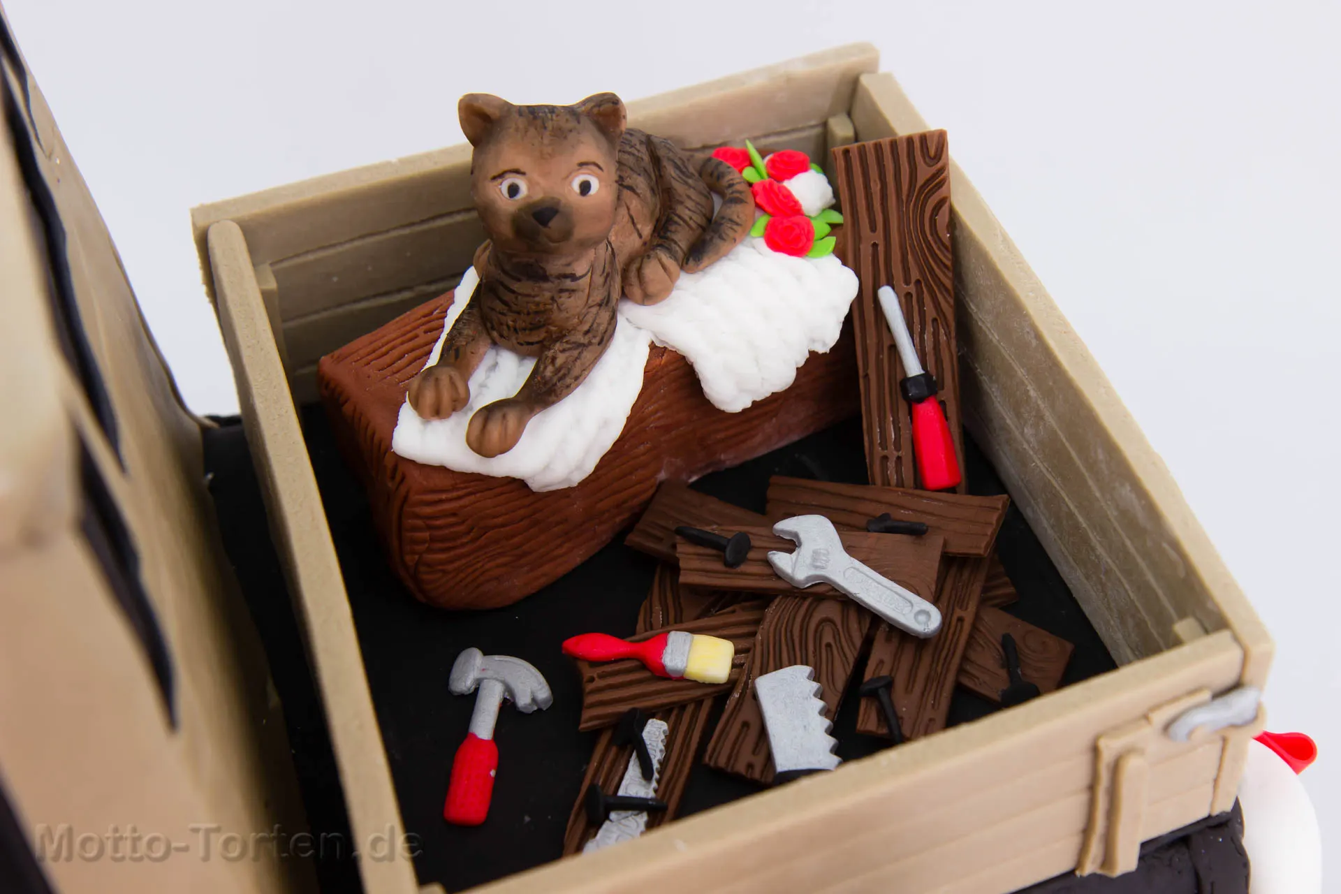 Katze und Werkzeug aus Fondant