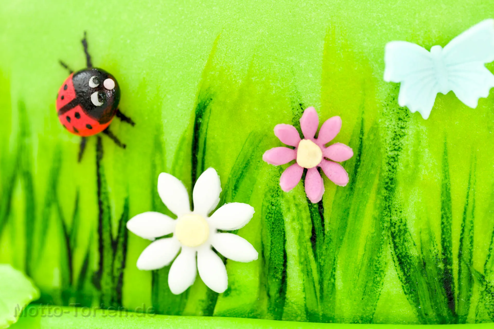 Marienkäfer aus Fondant mit Fondantblüten