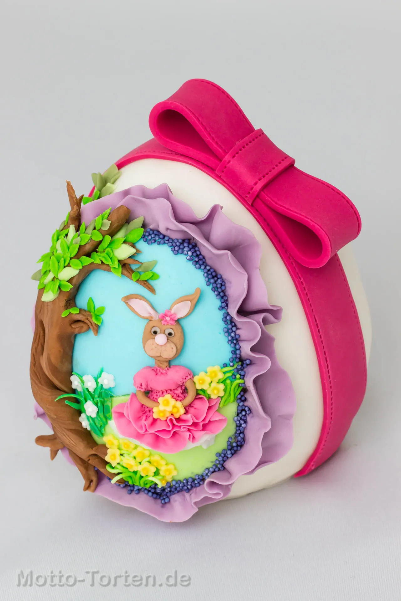 Osterei aus Ricecrispiemasse, mit Fondant eingedeckt