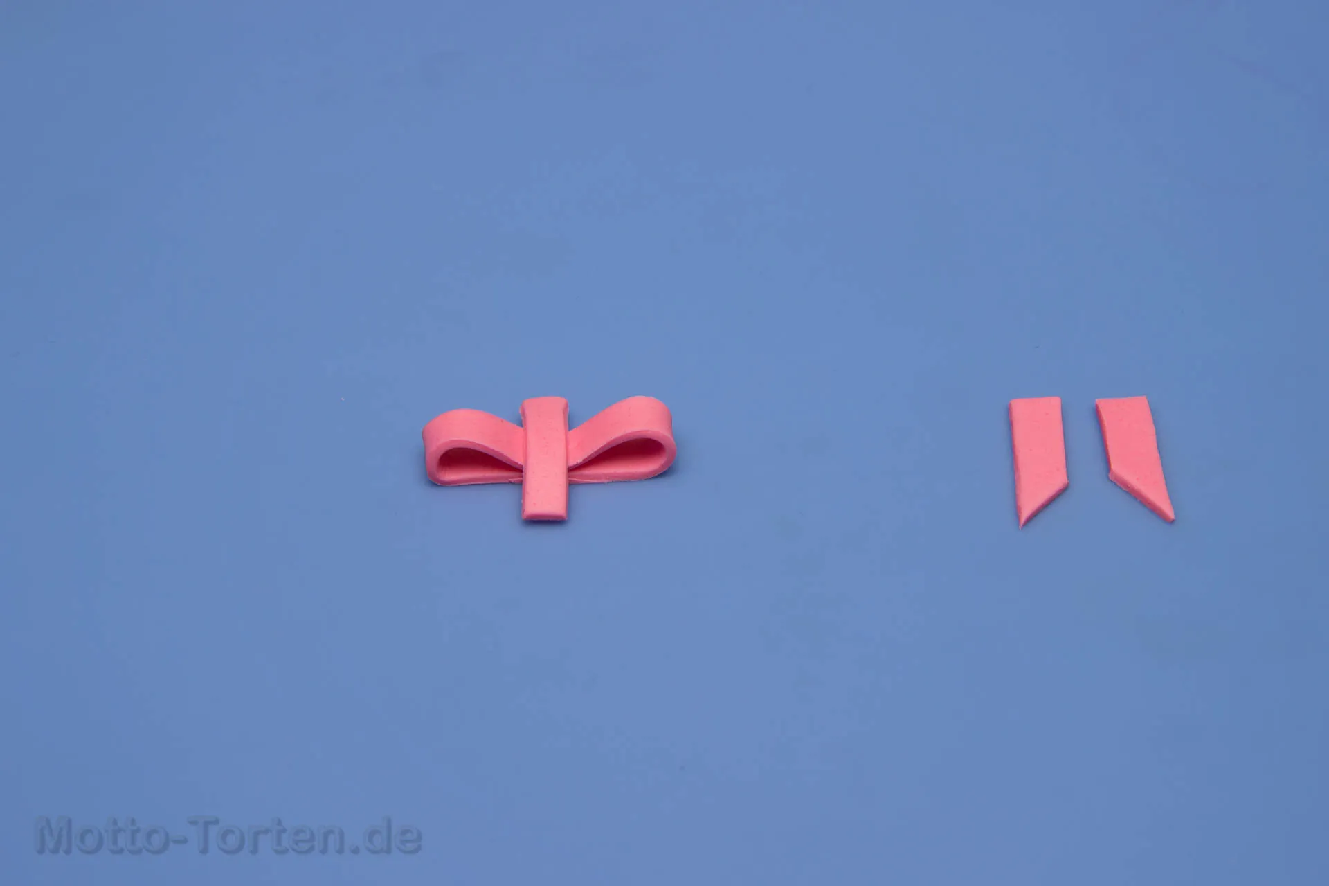 Auflegen des Mittelstückes der Fondantschleife
