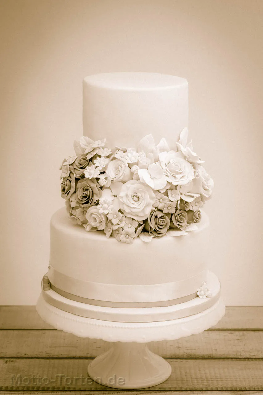 Vintage Hochzeitstorte mit vielen Blüten