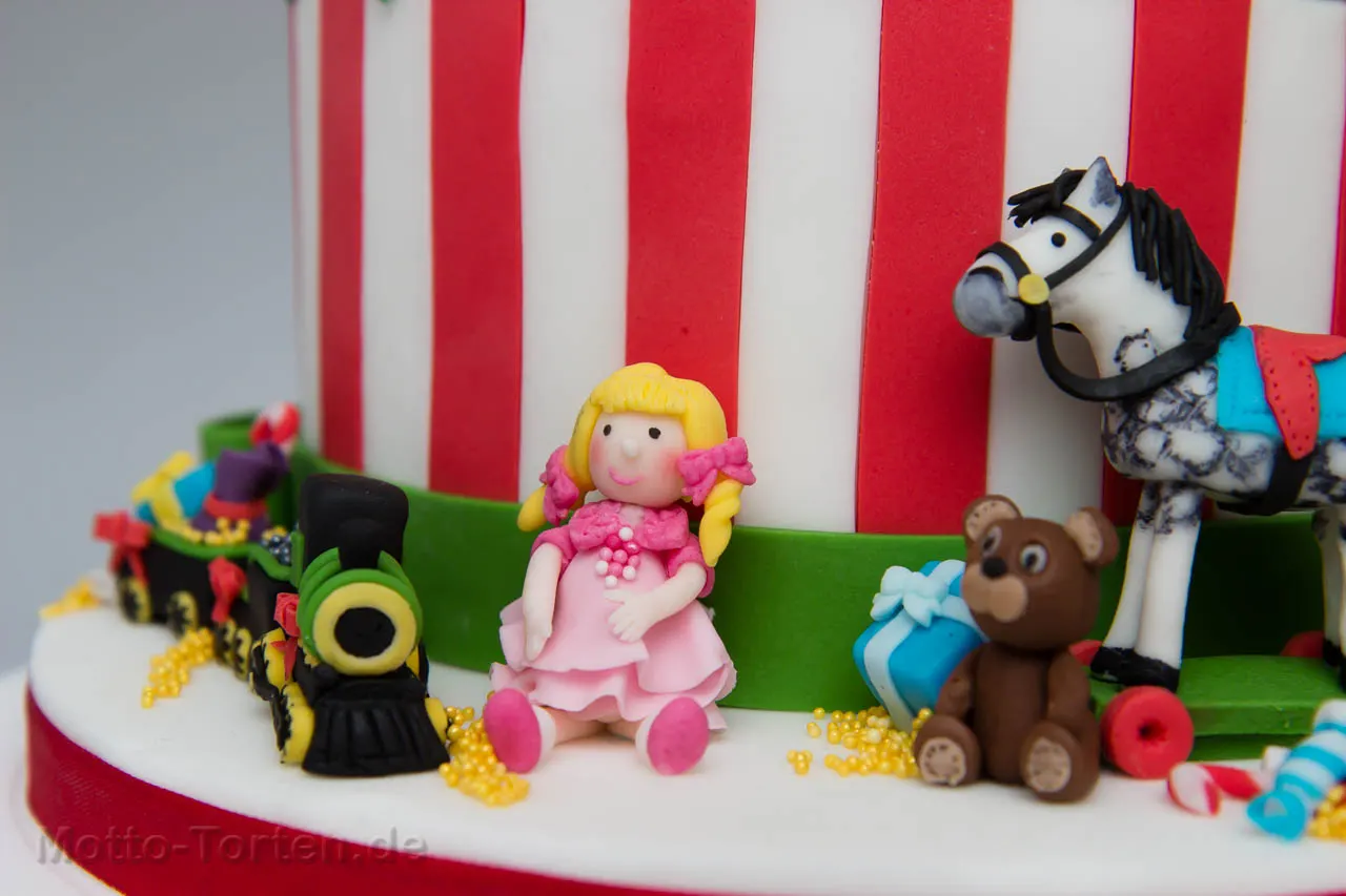 Weihnachtstorte Detailaufnahme Puppe, Teddy und Eisenbahn