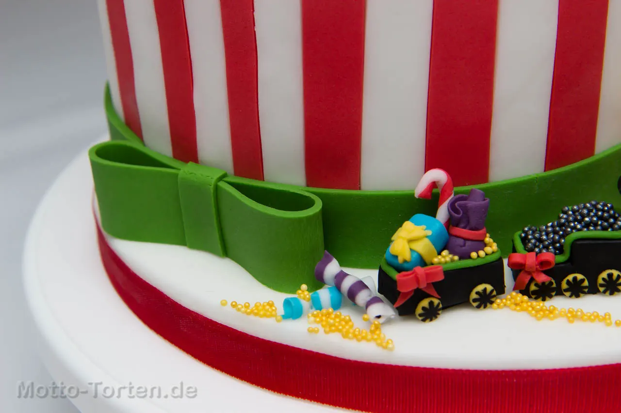 Weihnachtstorte grüne Schleife und Süßigkeiten