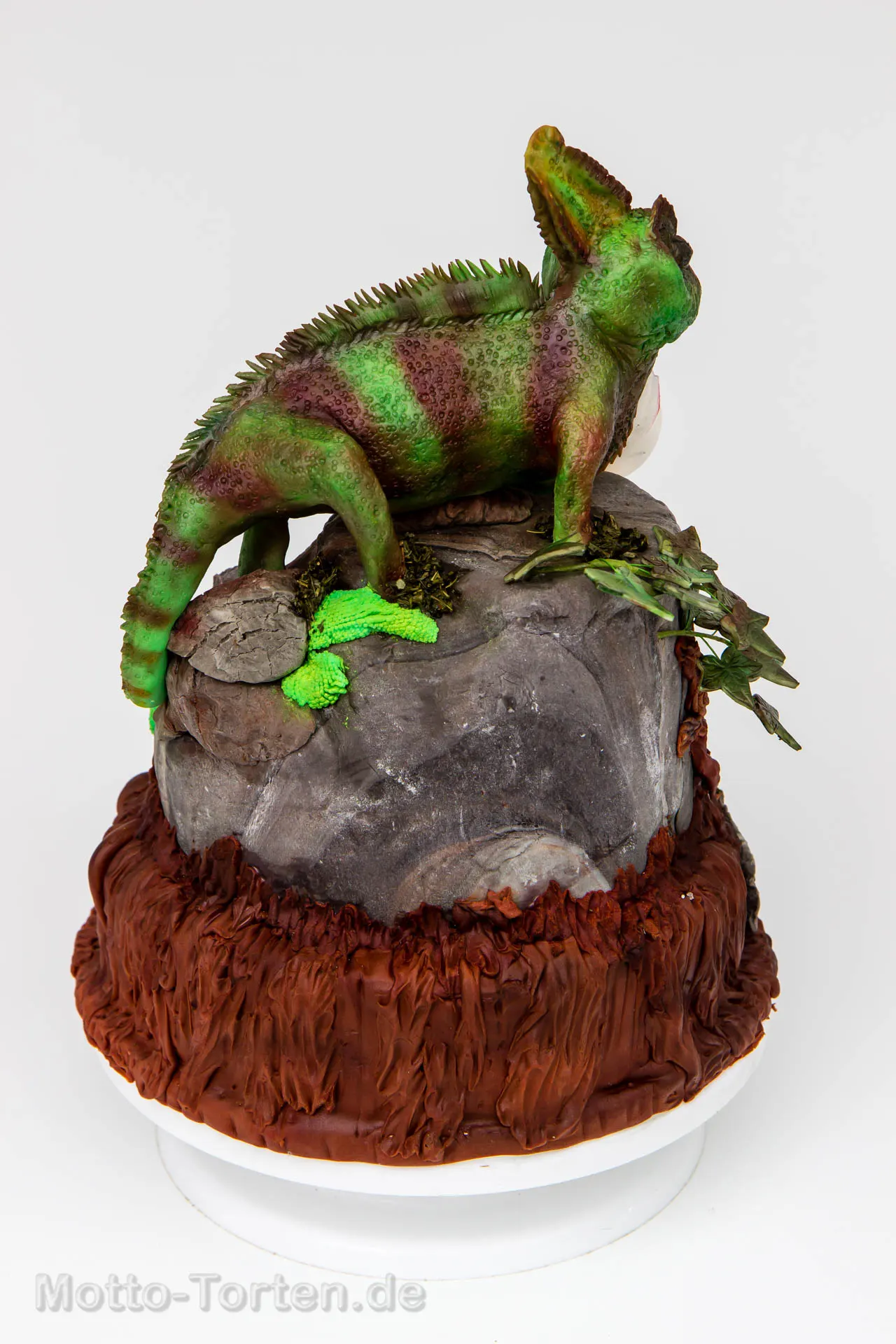 Chamäleon aus Fondant modelliert auf Felsenlandschaft