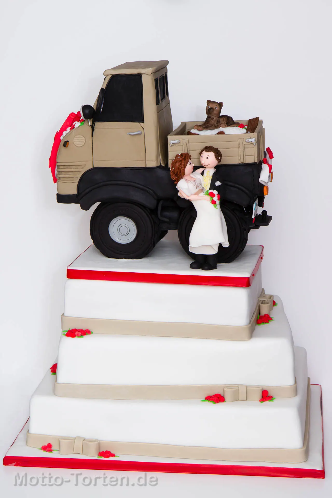Dreistöckige Hochzeitstorte mit Unimog