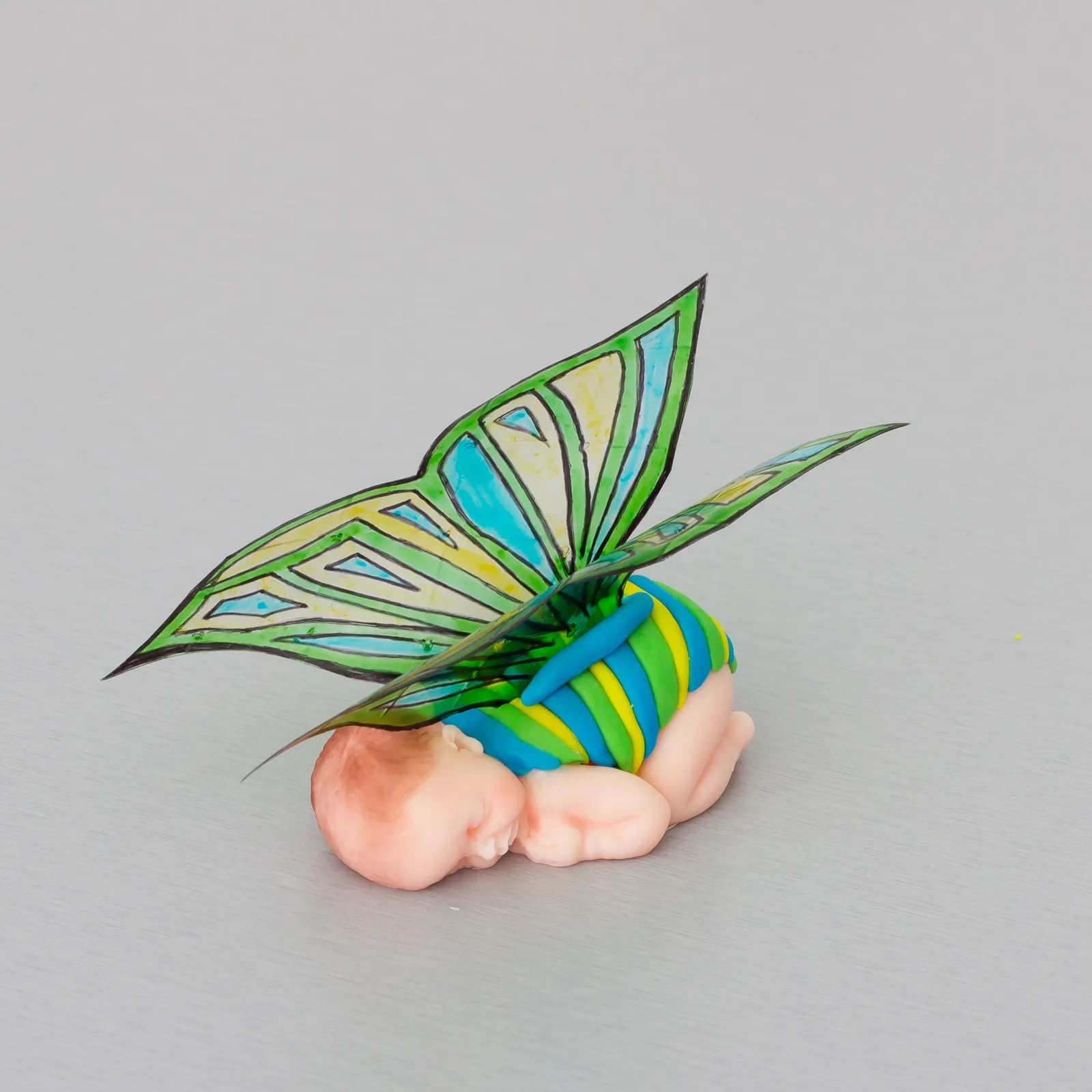 Das Schmetterlingsbaby von der Seite
