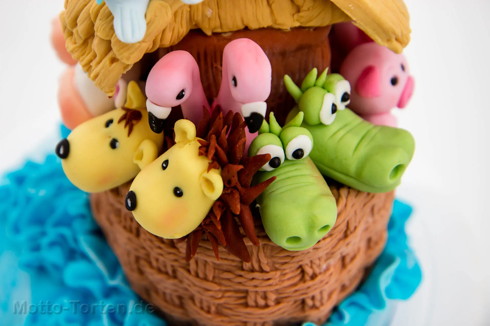 Pferde und Krokodile am Bug, dahinter die Flamingos