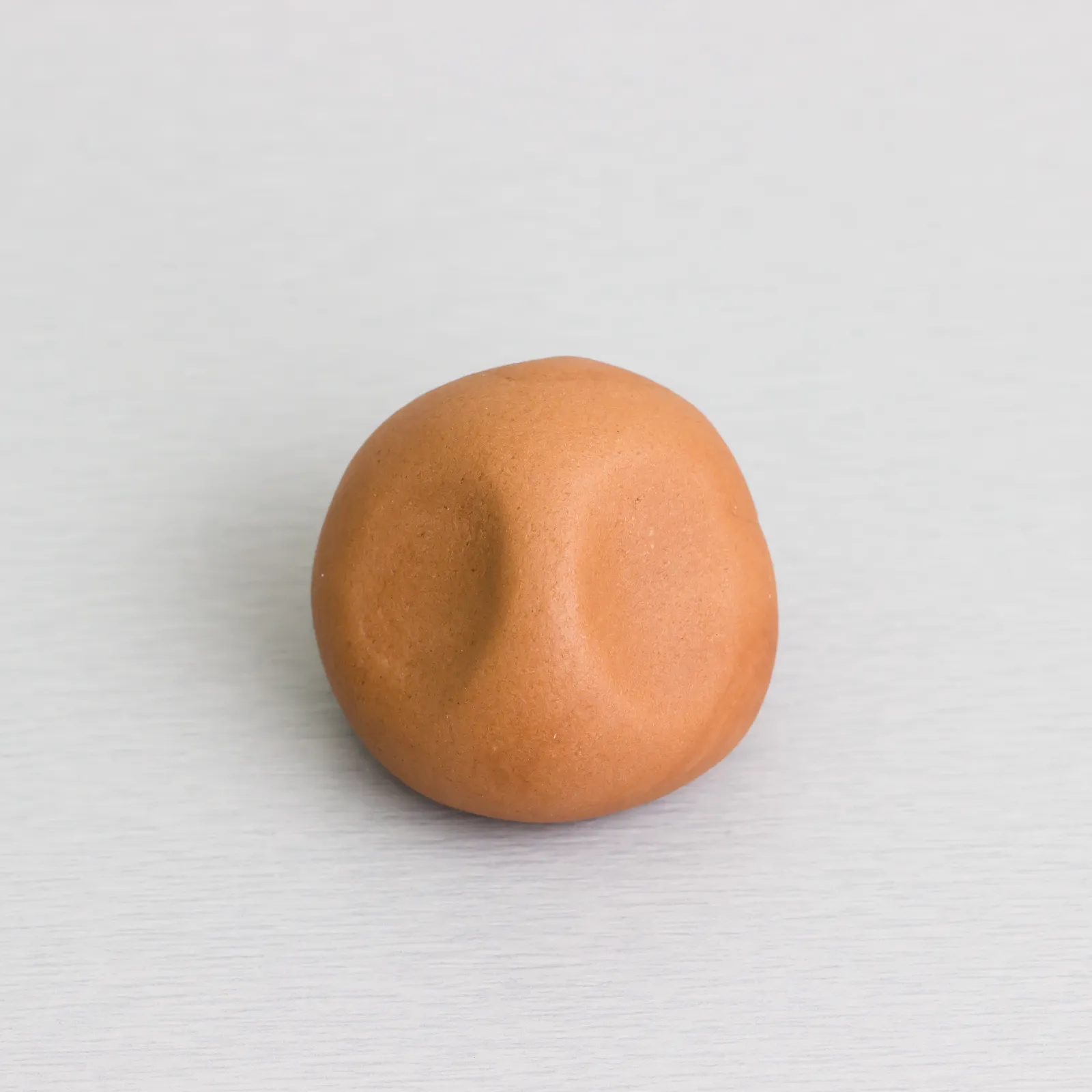 Die runde Grundform des Kopfes aus braunem Fondant