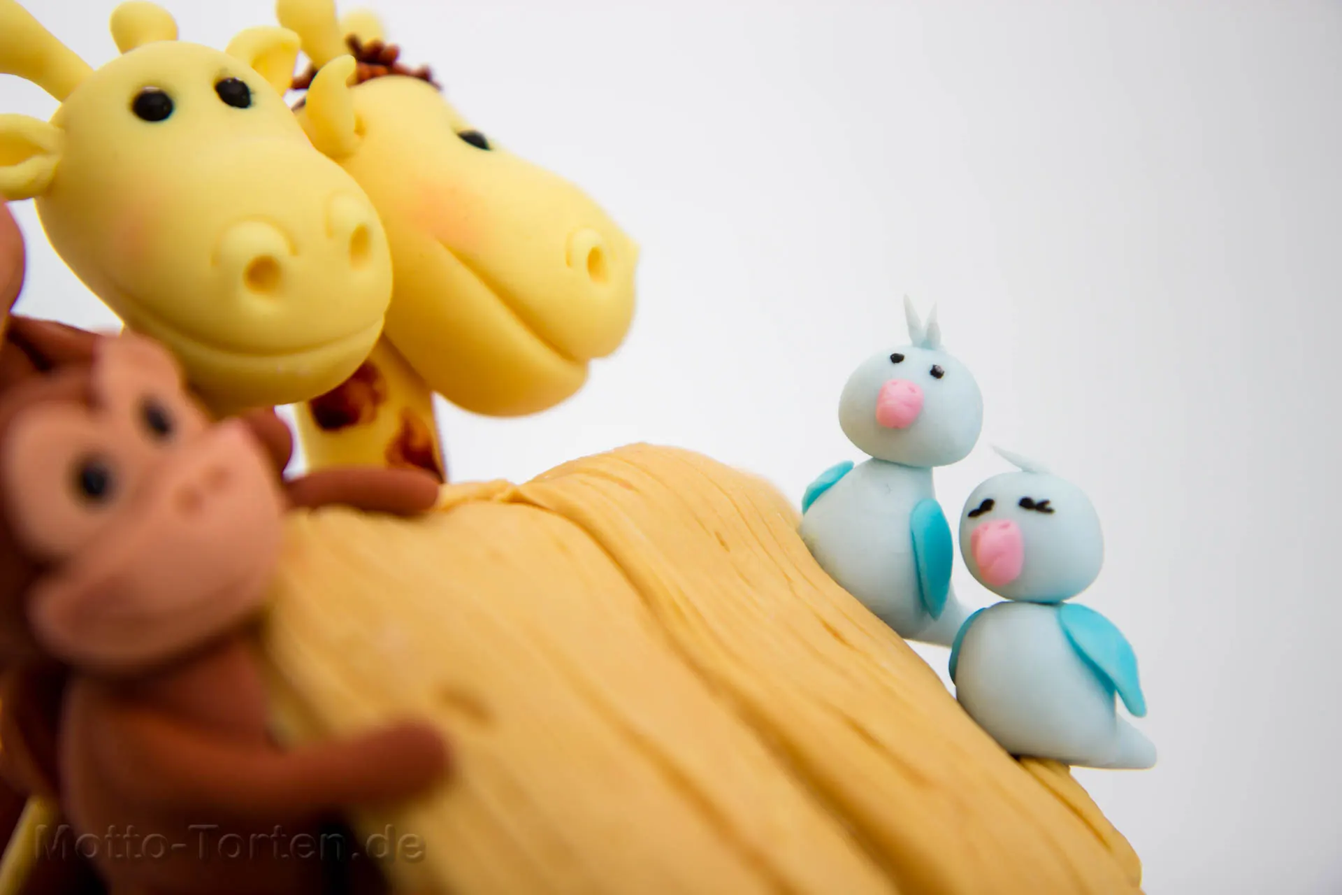 Die Giraffen am Dach, daneben die beiden Vögel