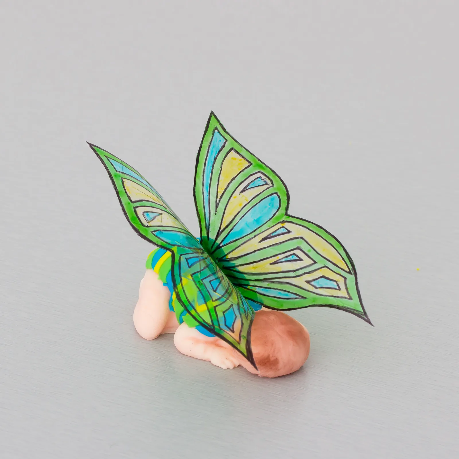 Das Schmetterlingsbaby von schräg hinten
