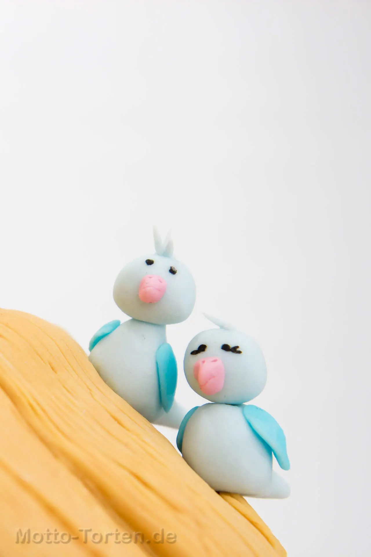 Die zwei blauen Vögel auf dem Dachfirst