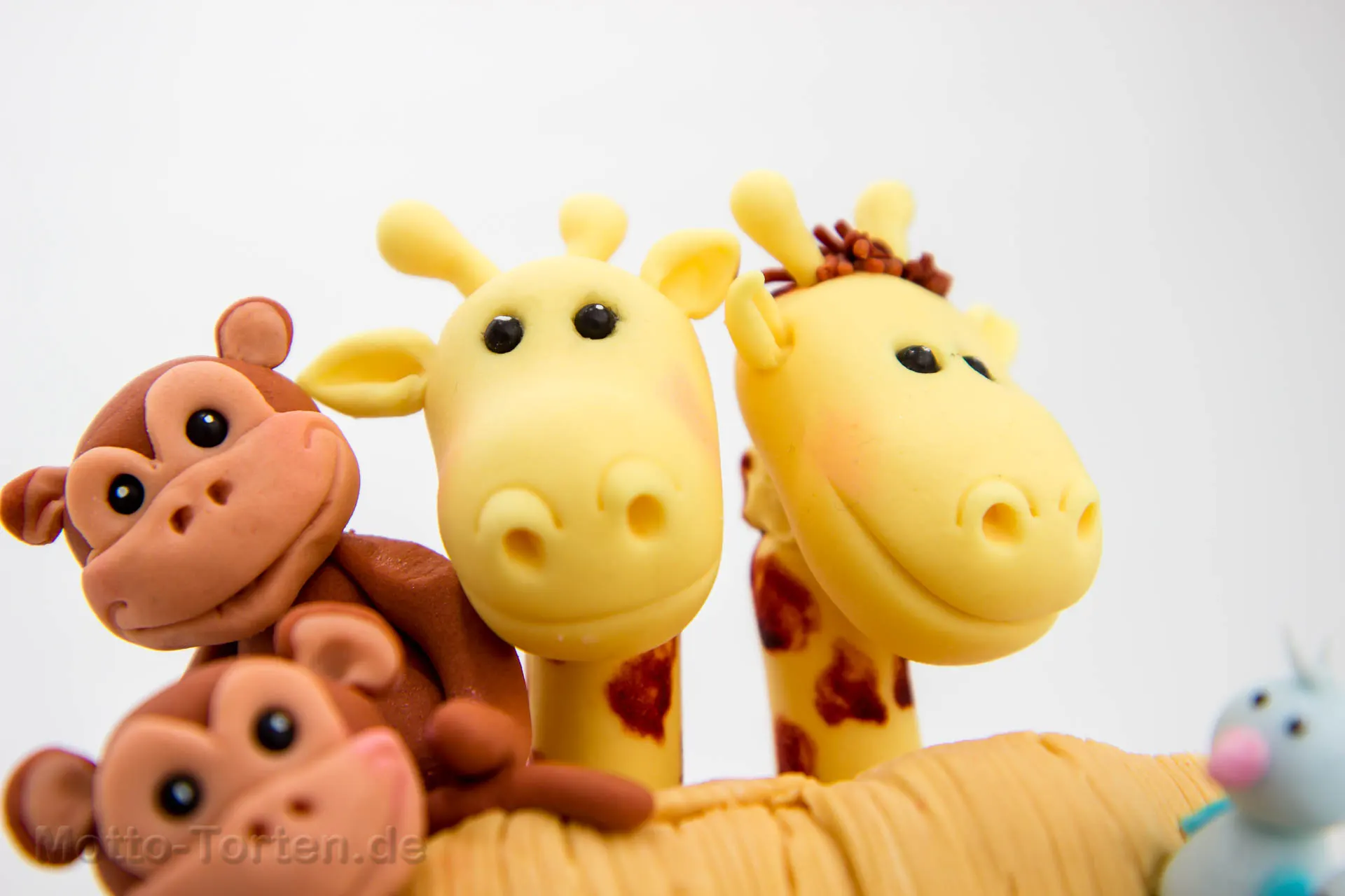 Die Affen und die Giraffen über dem Dach