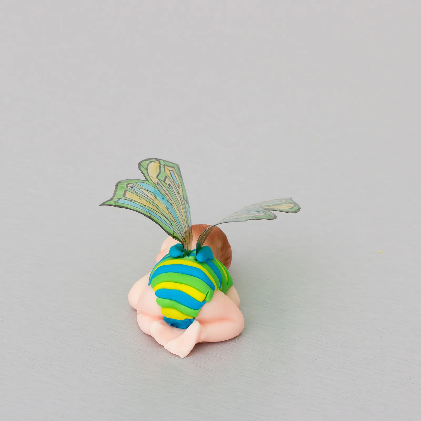 Nahaufnahme von hinten, die Flügel stehen nach oben