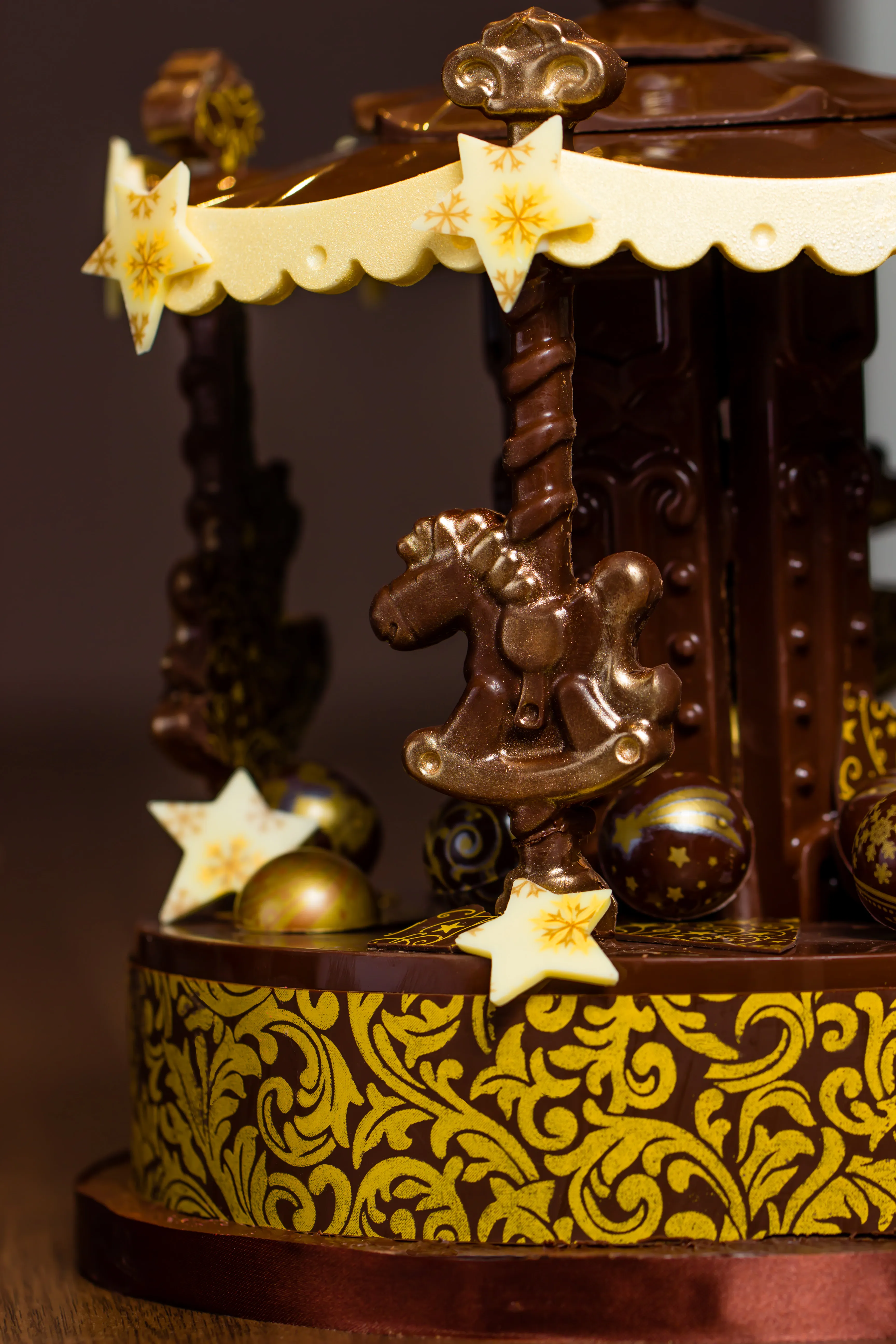 Das fertige Schokoladenkarussell mit Pferdchen, Sternen und goldener Bordüre
