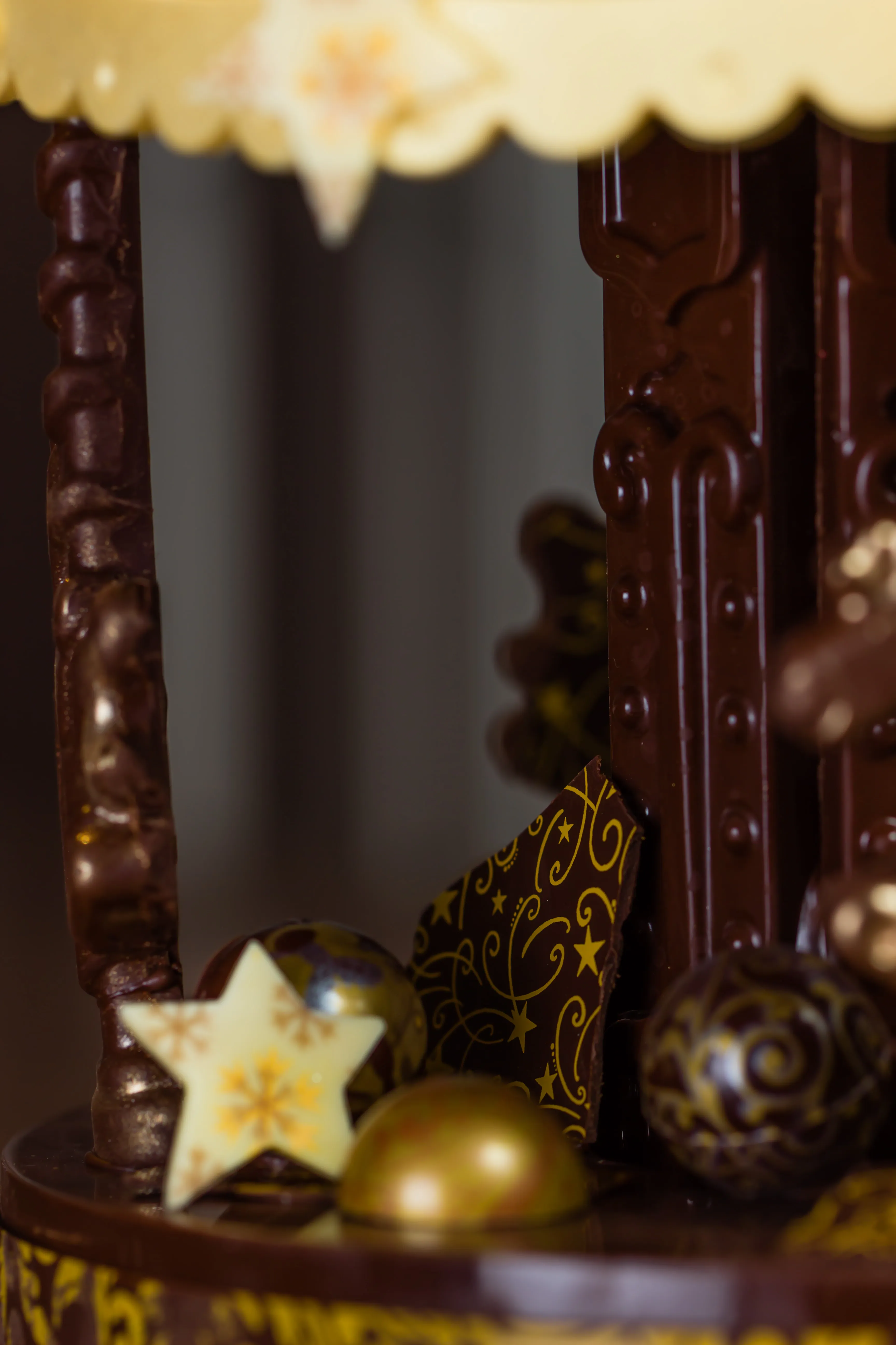 Nahaufnahme zwischen den Trägern, mit Sternen und goldenen Kugeln